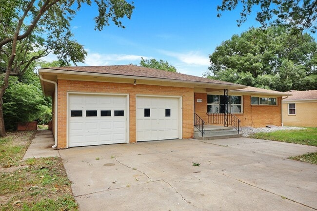 Building Photo - Don't Fuss with the Bus -5 Bed - 3 Bath - ...