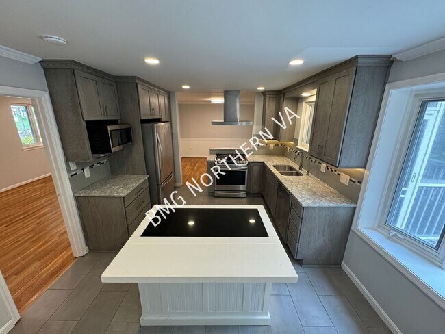 Building Photo - 5406 Gainsborough Dr