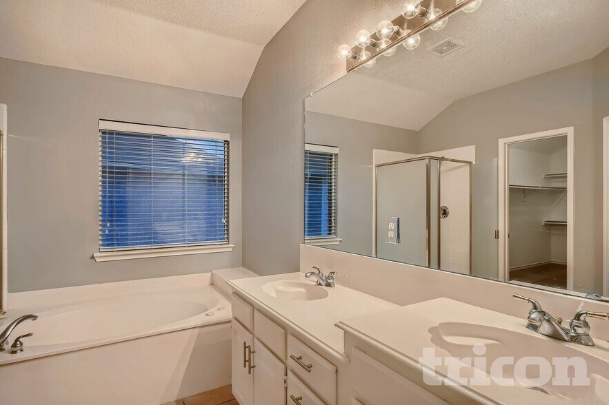 Building Photo - 2021 Cantura Dr