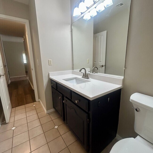 Building Photo - Enjoy Coming Home To This Beautiful and Well Maintained Home Close To Shopping, Restaurants & More!