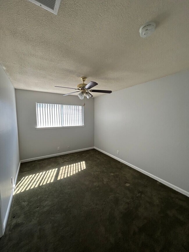 Building Photo - NICE OLDER HOME IN ESTABLISHED AREA