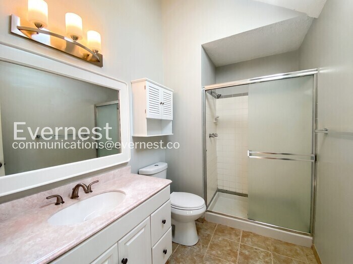 Building Photo - 1104 E Pineview St