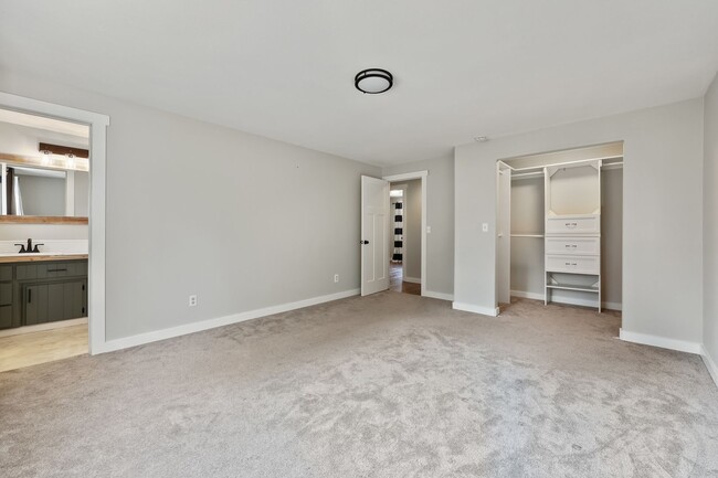 Building Photo - Home with private Long Lake community beac...
