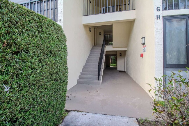 Building Photo - Beautiful 2 spacious bedrooms and 2 full bathrooms, including a primary suite with a walk-in clos...