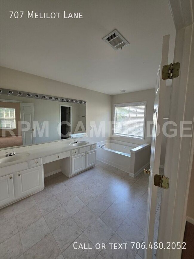 Building Photo - 707 Melilot Ln
