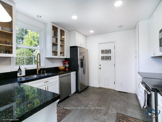 Building Photo - 1132 Hawthorne Dr