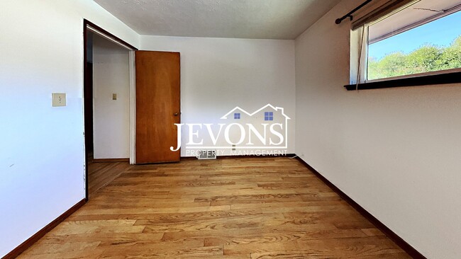 Building Photo - Move-In Ready Gem in Seattle