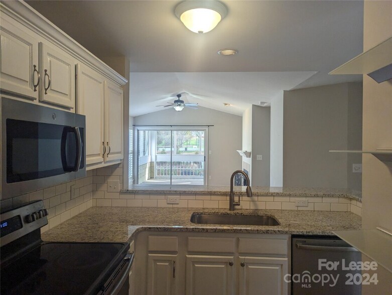 Building Photo - 761 Southwest Dr
