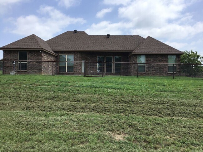 Building Photo - 3/2/2 - WATER + LAWN CARE Included + COMMUTER FRIENDLY