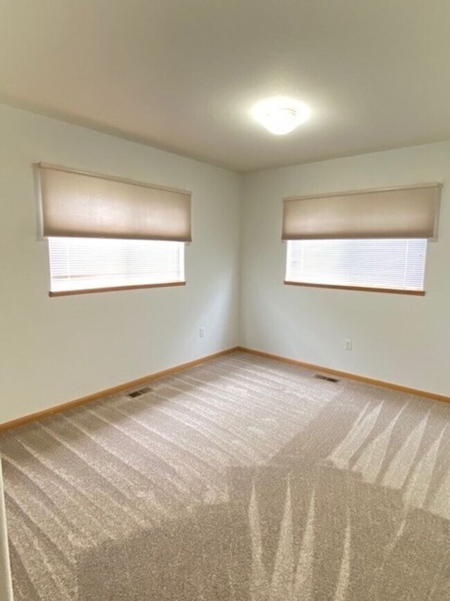 Building Photo - Large 3 Bedroom, 2.5 Bath Townhome with 2 car attached garage in Northwest Loveland, CO