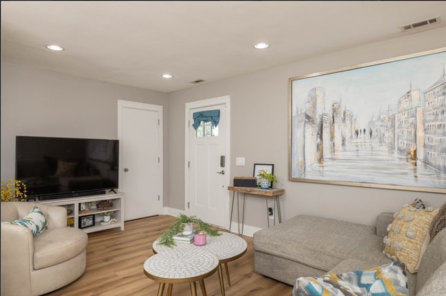Building Photo - BEAUTIFUL 3 Bedroom 2 Full bath home locat...