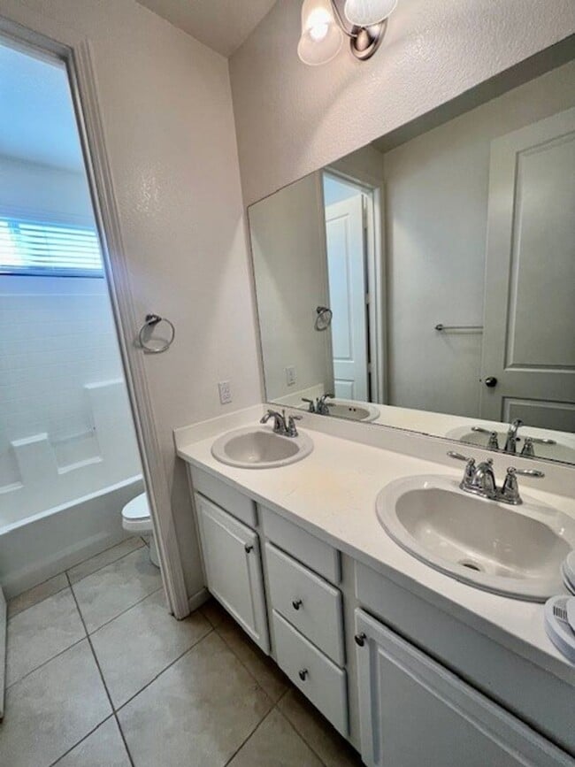 Building Photo - Northwest Bakersfield Gated Home