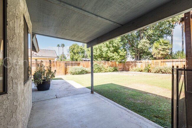 Building Photo - 4 Bedroom/2 Bath Home with a Pool and Sola...
