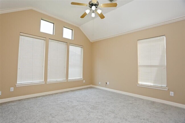 Building Photo - 14010 Norhill Pointe Dr