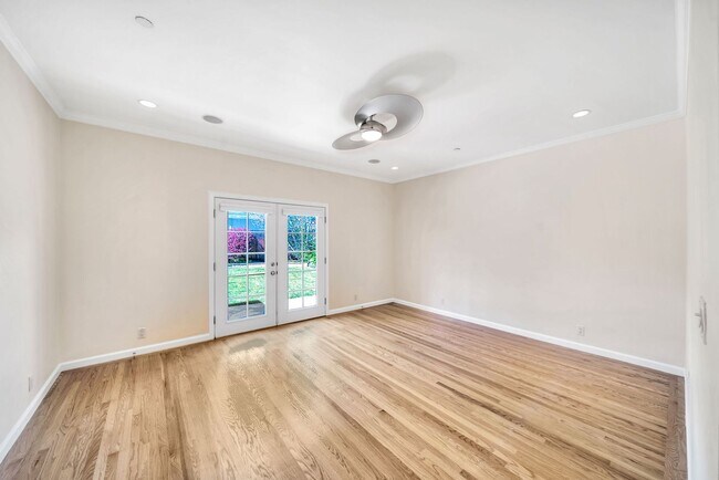 Building Photo - Welcome Home to the peaceful Shoreview Nei...