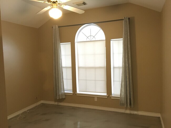Building Photo - Welcome home to 824 Crossbranch!