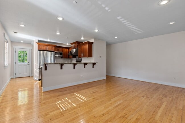 Building Photo - 2bd/1.75Ba Seattle Townhouse