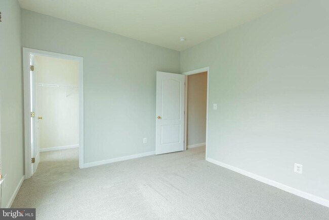 Building Photo - 305 Lewisburg Ln