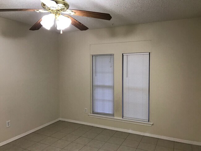 Building Photo - Great 3 Bedroom Home