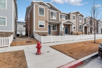 Building Photo - 3 Bed 2.5 Bath Townhome in Bluffdale