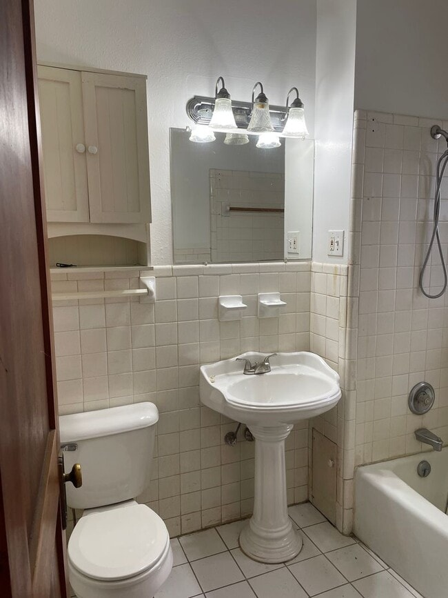 Building Photo - GrandAveW302-6