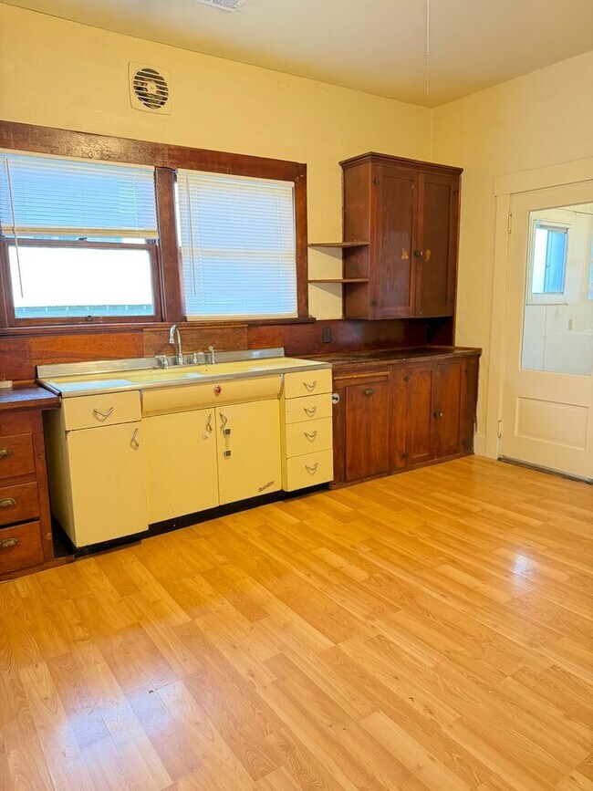 Building Photo - Large 2 bedroom 1 bath with bonus room