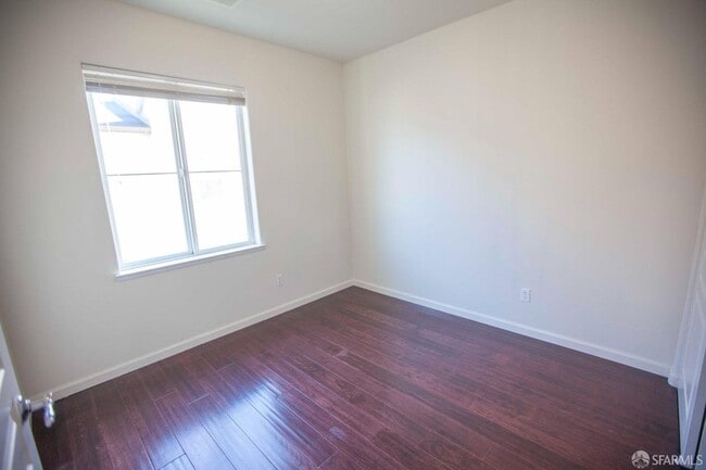 Building Photo - Beautiful updated 3-level, 3BR2.5BA and 2-car garage townhome!