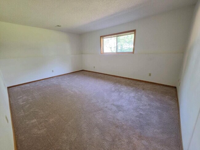 Building Photo - 4 Bedroom 2 Bathroom Home on 5 Acres with Shop, New Deck & Attached Garage