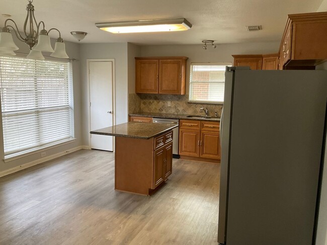 Building Photo - 2311 Pine Cone Dr