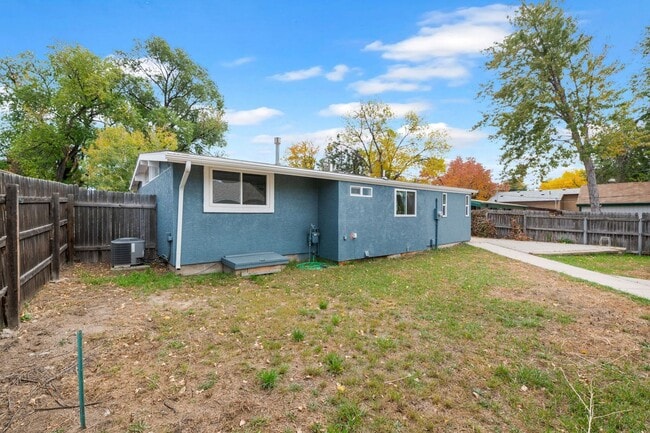 Building Photo - Adorable updated 2bdrm rancher