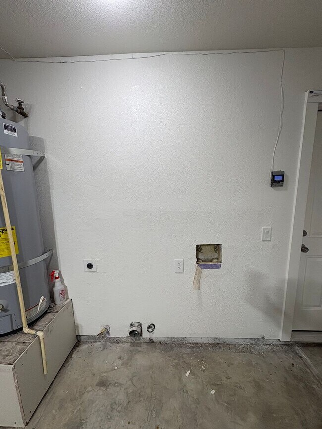 Building Photo - Solar equipped Lemoore home Available Now!