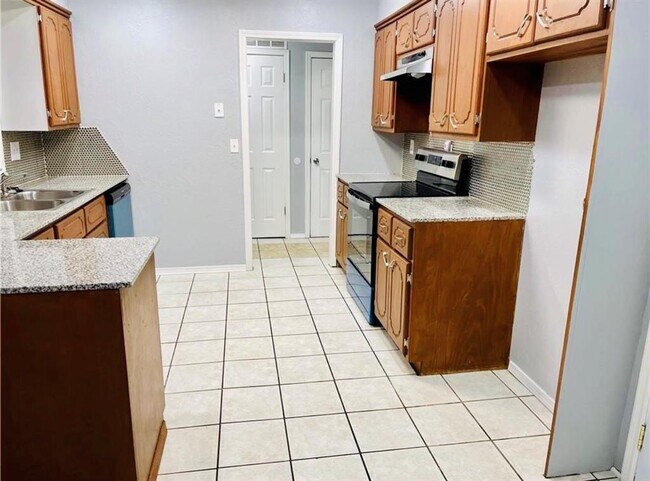 Building Photo - 11717 N Francis Ave