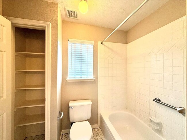 Building Photo - 626 Clarenda Falls Dr