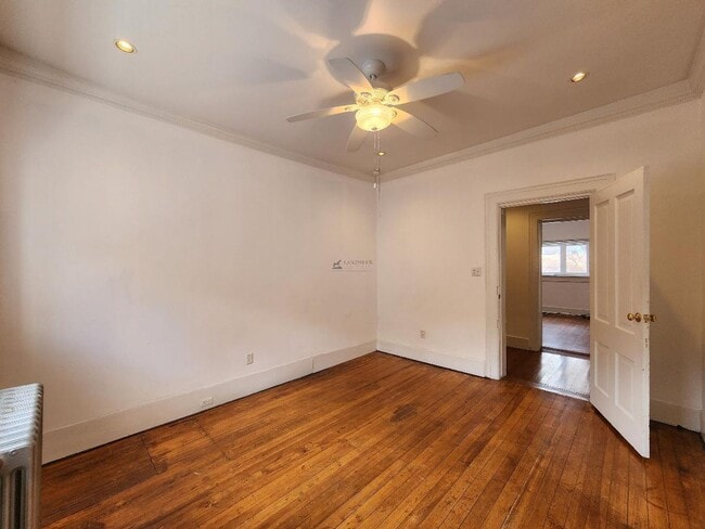 Building Photo - 549 Agua Fria St