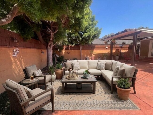 Building Photo - Charming 3 Bedroom 2 Bathroom, Long Beach Home for Lease!