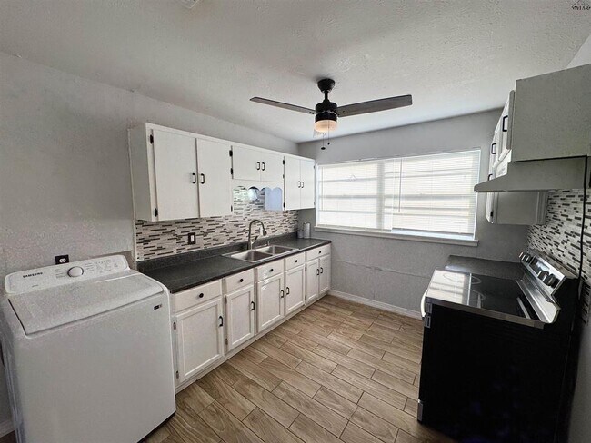 Building Photo - 1504 Red Fox Rd