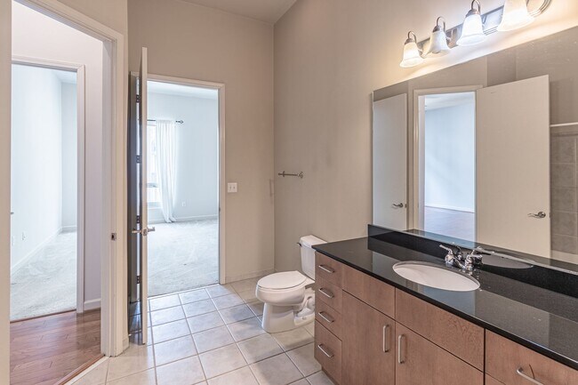 Building Photo - Stunning 2-bedroom, 2-bathroom condo locat...
