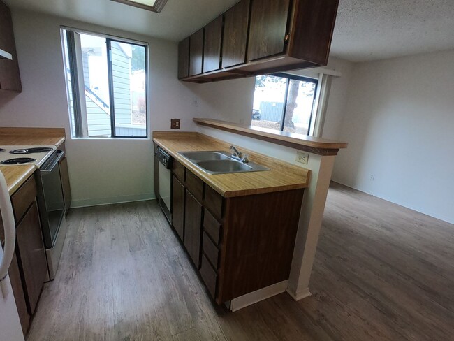 Building Photo - Ground floor condo, feels like home!
