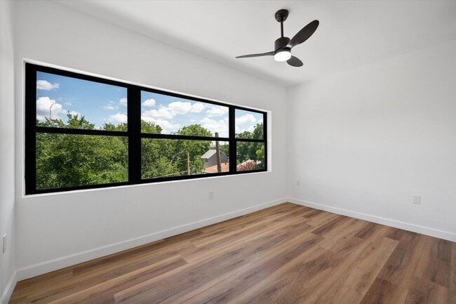 Building Photo - Spacious Townhouse in Dallas