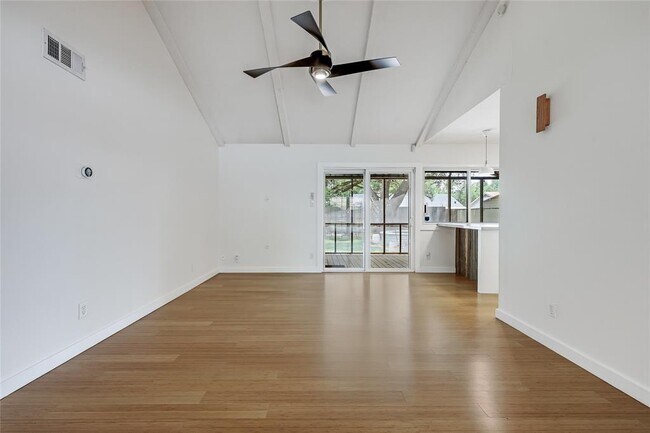 Building Photo - 307 Thistlewood Dr