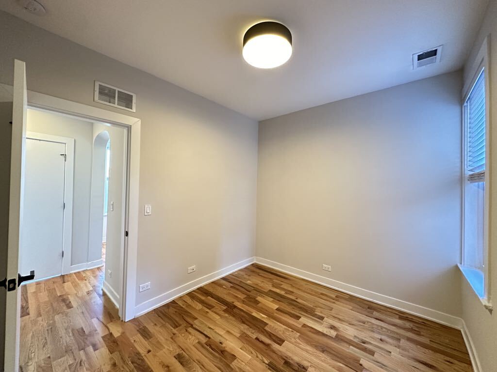 Building Photo - 659 W Wrightwood Ave