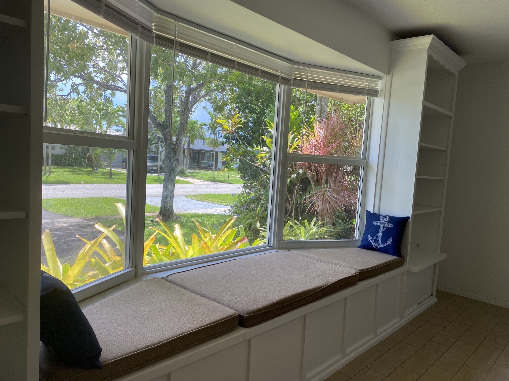 Living Room Window Seat - 4117 Van Buren St