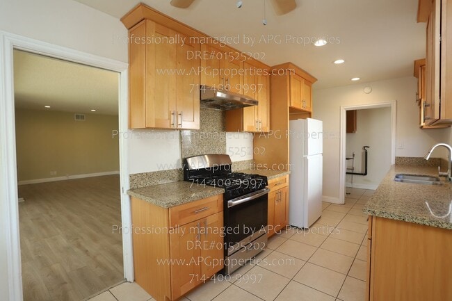 Building Photo - 722 S Hacienda St