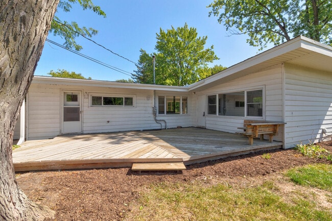 Building Photo - 334 Russet Ln