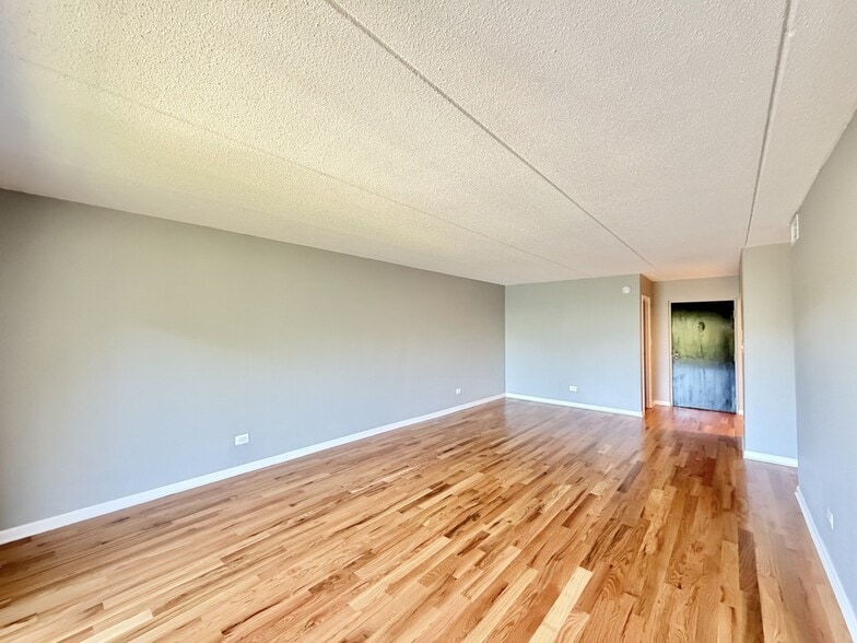 Building Photo - 525 N Quentin Rd