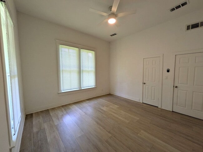 Building Photo - 1420 Live Oak St