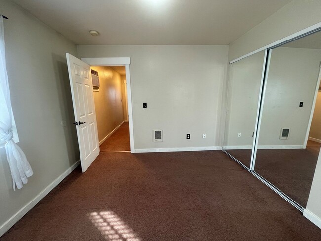 Building Photo - Now renting 2 bedroom Townhome:  to view t...