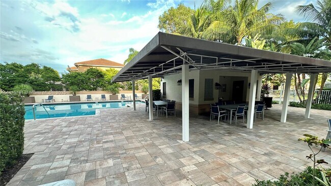 Building Photo - 656 Verona Pl