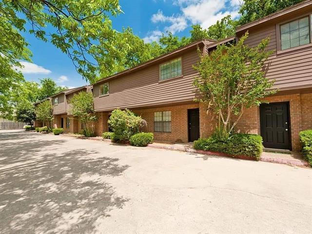 Building Photo - 900 W Mulberry St