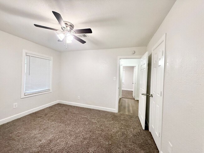 Building Photo - Stunning & Spacious 4/2 Home in Lake Jackson!